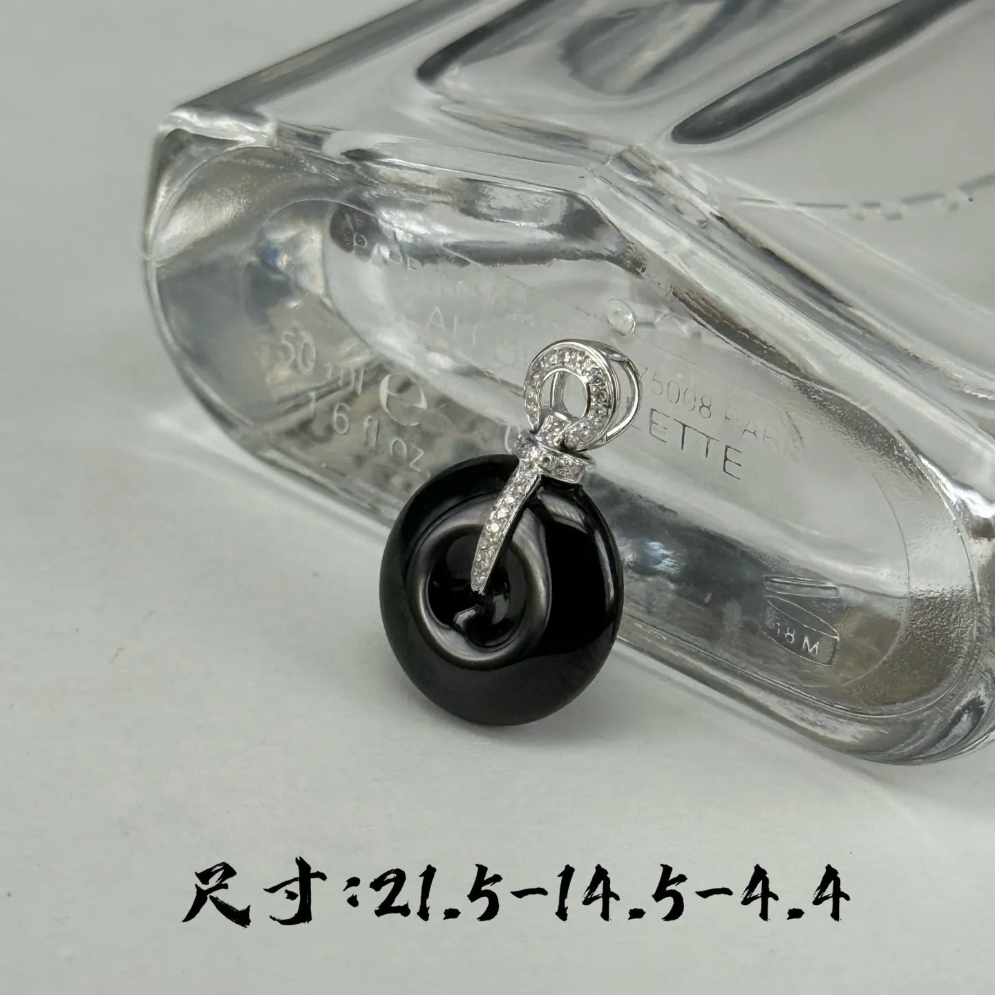 精品墨翠平安扣吊坠 种好色正 黑度极好 打灯通透 油性十足 尺寸21.5