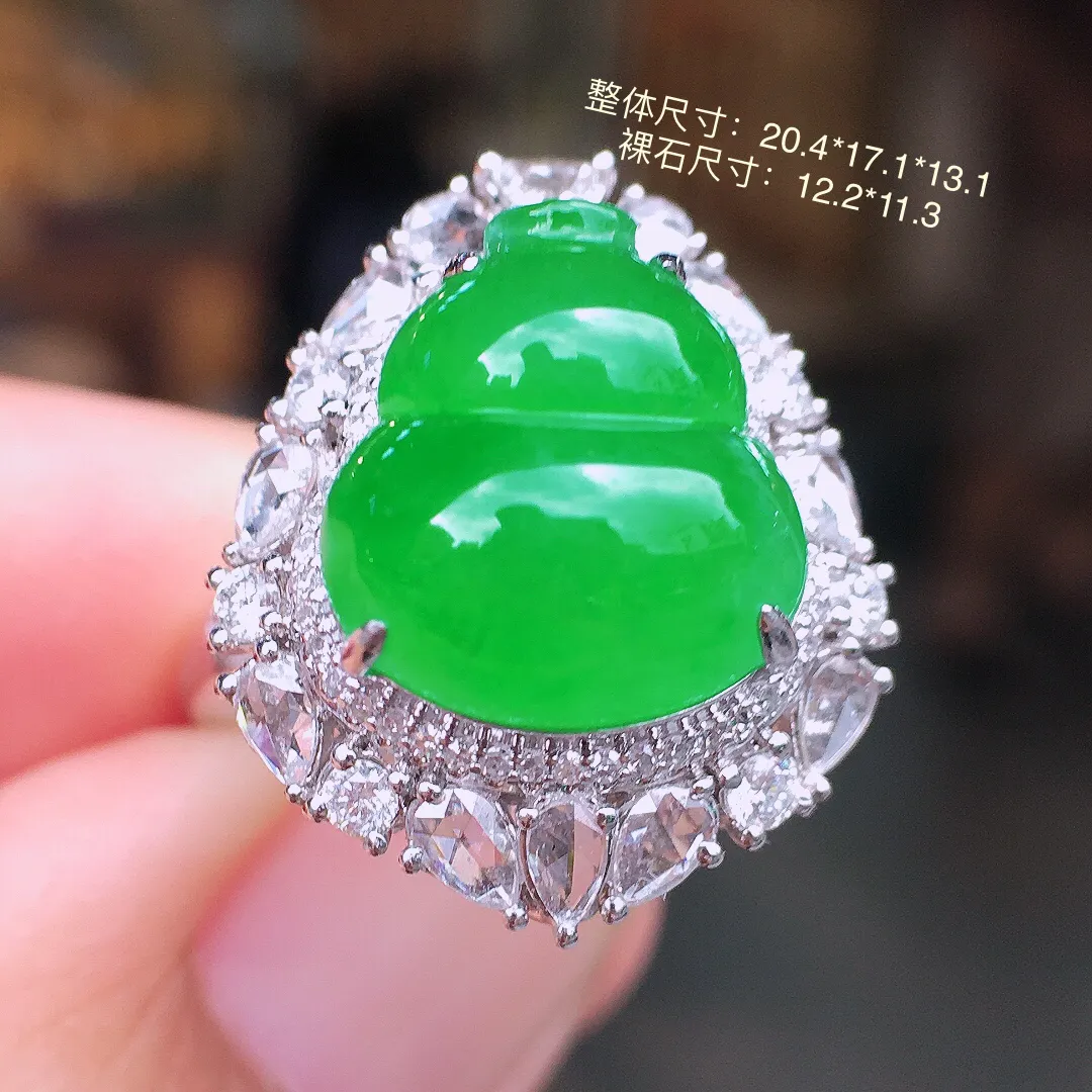 阳绿葫芦戒指/吊坠两用款，色泽均匀艳丽，玉质细腻，荧光感超
强，饱满圆润，气质满满。18k
金豪华镶嵌