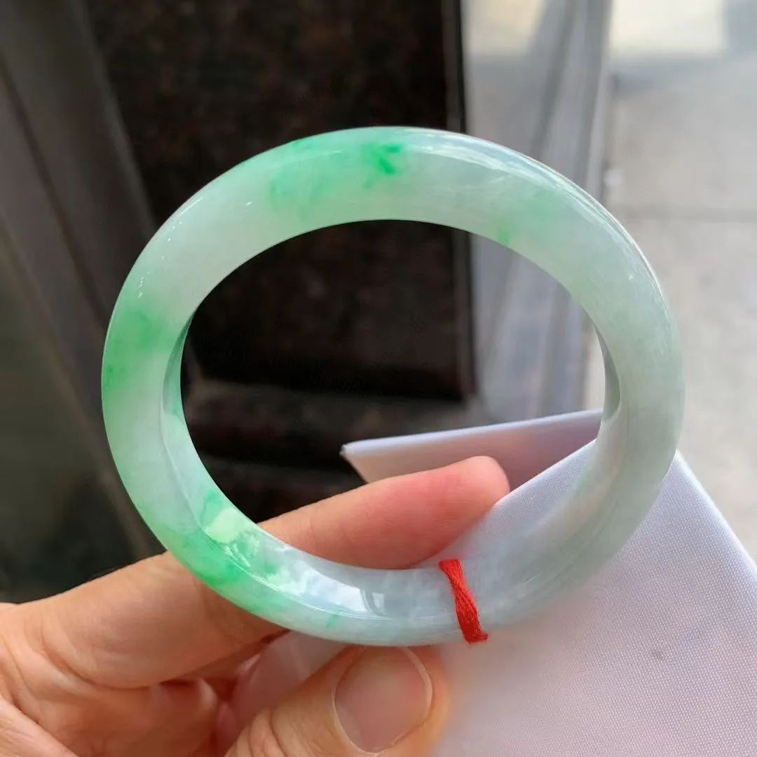 带色正圈
尺寸：56.5-11.5-8.9
色辣辣，底色均匀，种水很好，晶体细，卖相不错，上手效果好