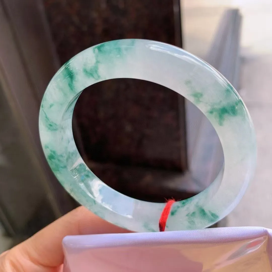 飘花正圈
尺寸：55.6-11.8-9.5
花型好，底色均匀，种水很好，晶体细，卖相不错，上手效果好