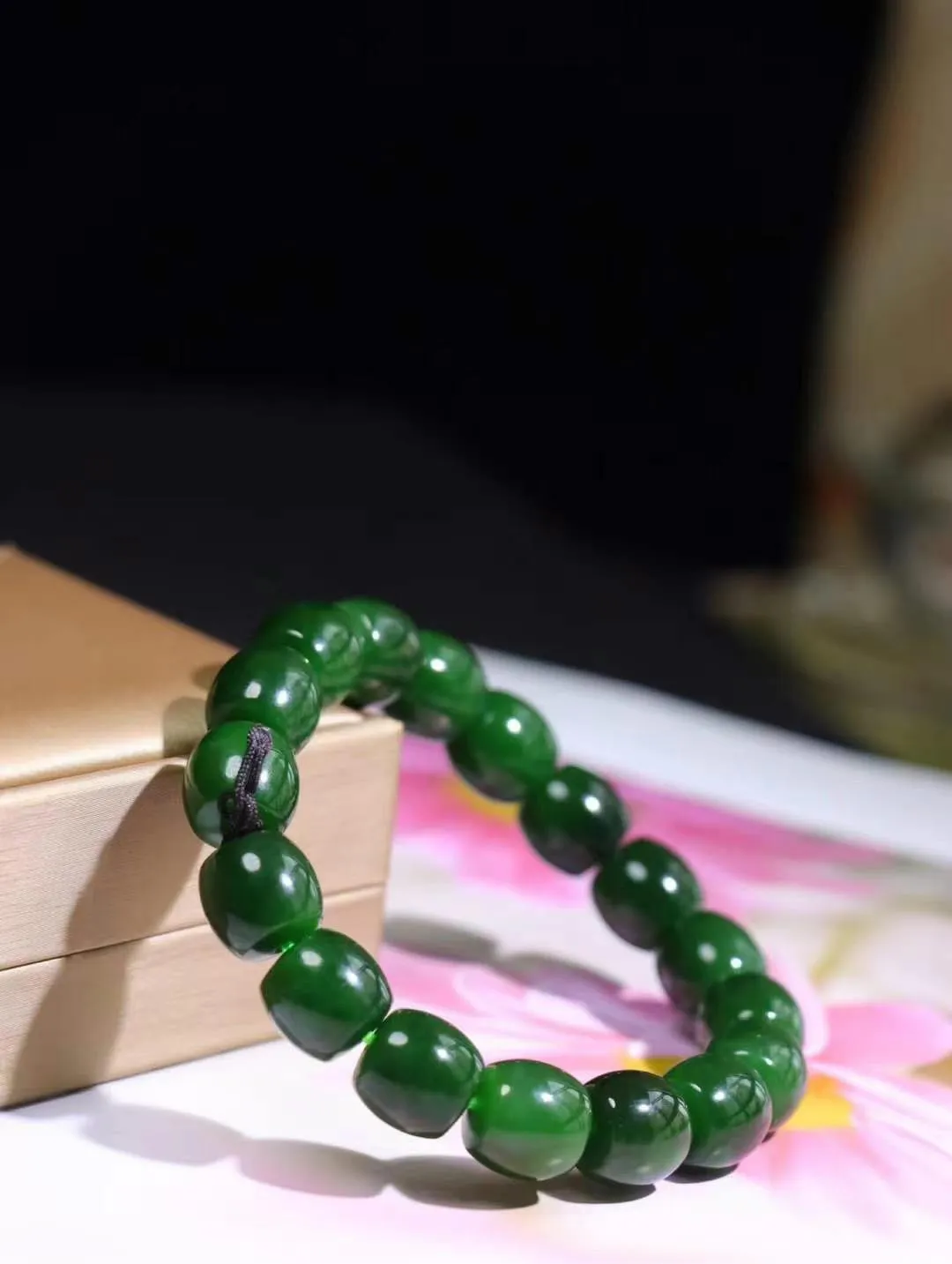 （老型珠.手串）

精品 和田玉碧玉老型珠手串，玉质细腻油润 饱满光滑 质朴无华，悠远简单，人心境界远，百世修炼深，心灵常驻善意持，觉悟人生百世修。
重55.1克    尺寸取一12-11mm    I11924906825
