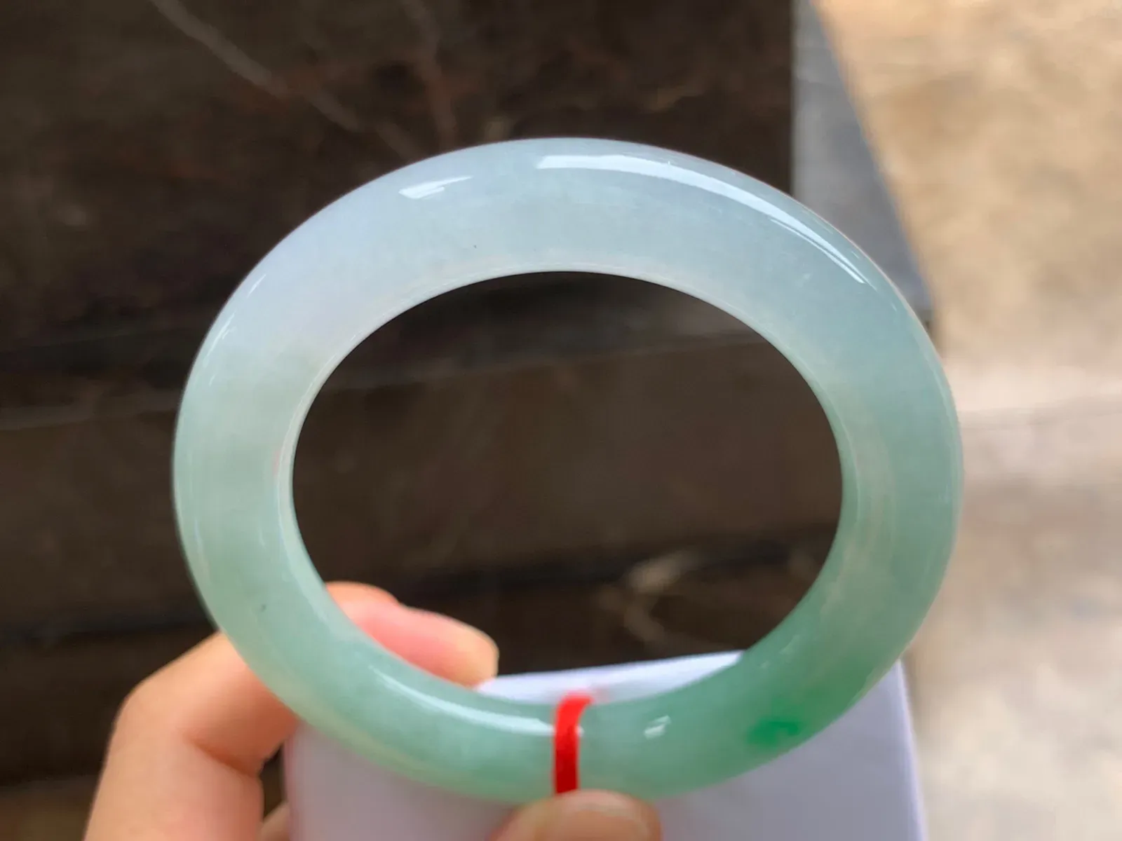 56-11mm
带色圆条手镯 底子细腻 颜色清新