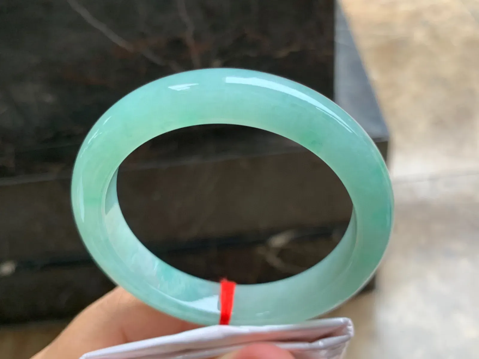 61-12.5-9mm
带色大圈口手镯 水润清新 超大圈口