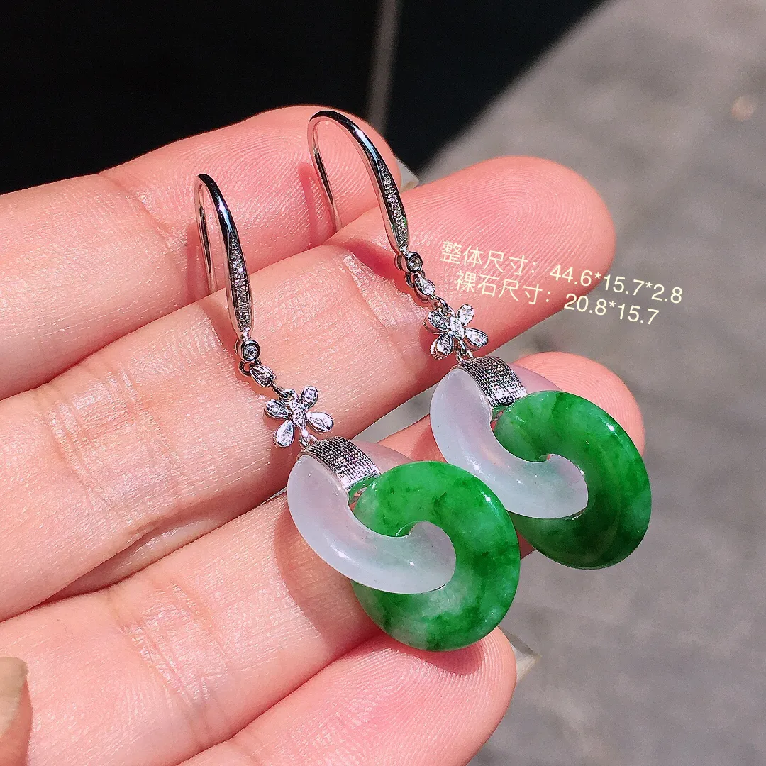 （冰+绿）二合一环环相扣耳坠，色泽均匀艳丽，玉质细腻，荧光感超
强，饱满圆润，气质满满。18k
金豪华镶嵌