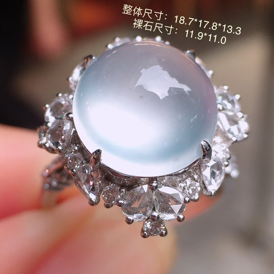 冰种蛋面戒指，玉质细腻，荧光感超
强，饱满圆润，气质满满。18k
金豪华镶嵌