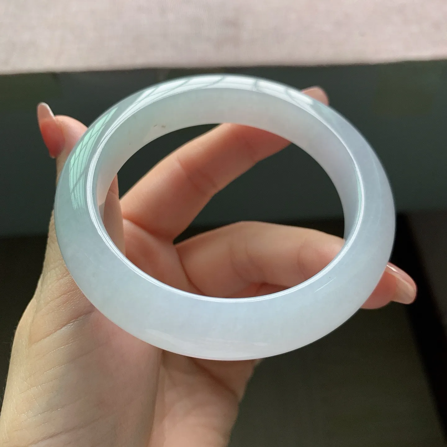 60-61圈口。自然光实拍，老坑翡翠冰紫正圈大圈口厚装翡翠手镯，尺寸:60.4-12.5-10.5mm，无纹裂，重量83.09