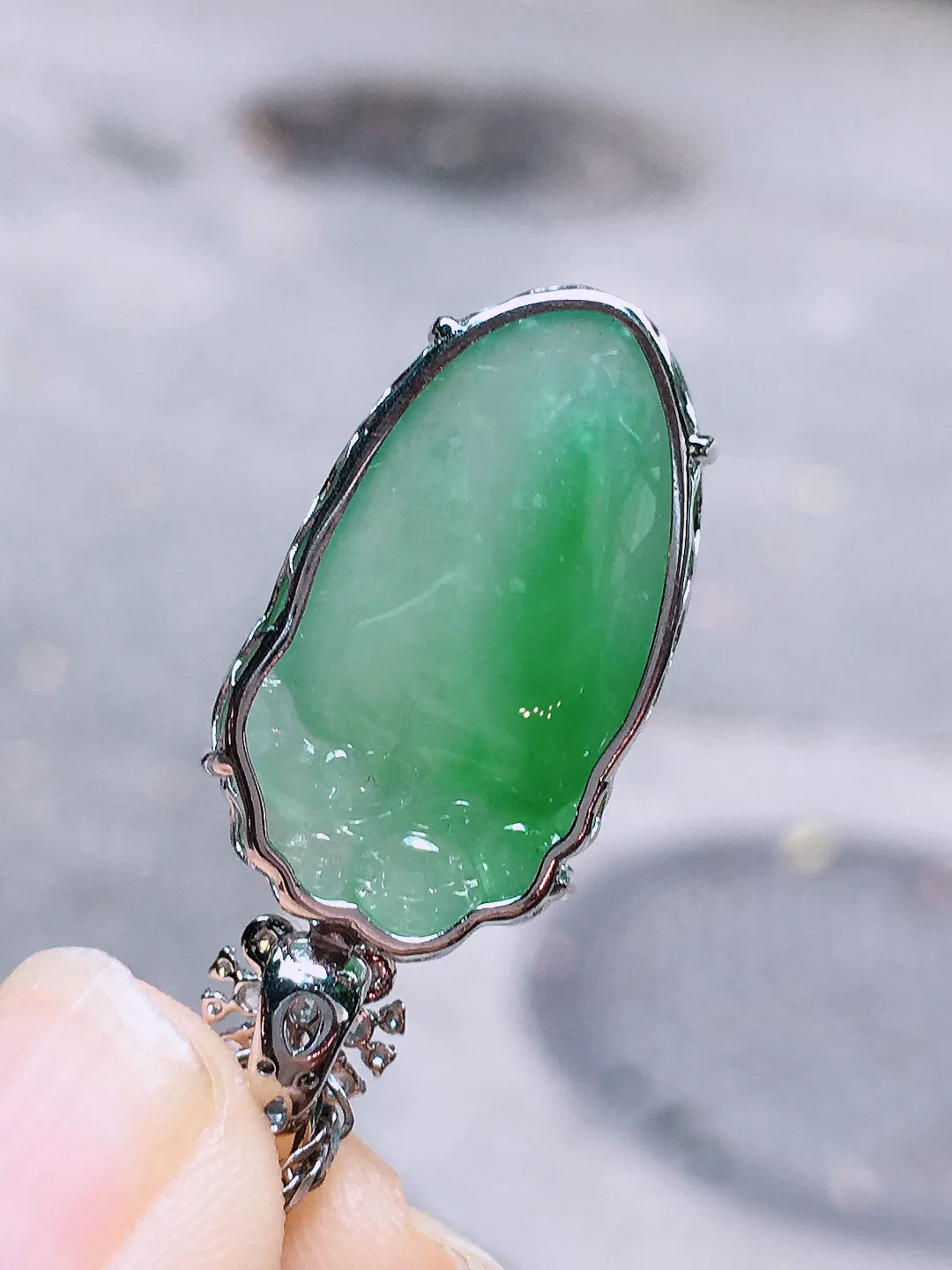 飘绿福瓜吊坠，色泽艳丽，玉质细腻，荧光感超
强，饱满圆润，气质满满。18k
金豪华镶嵌