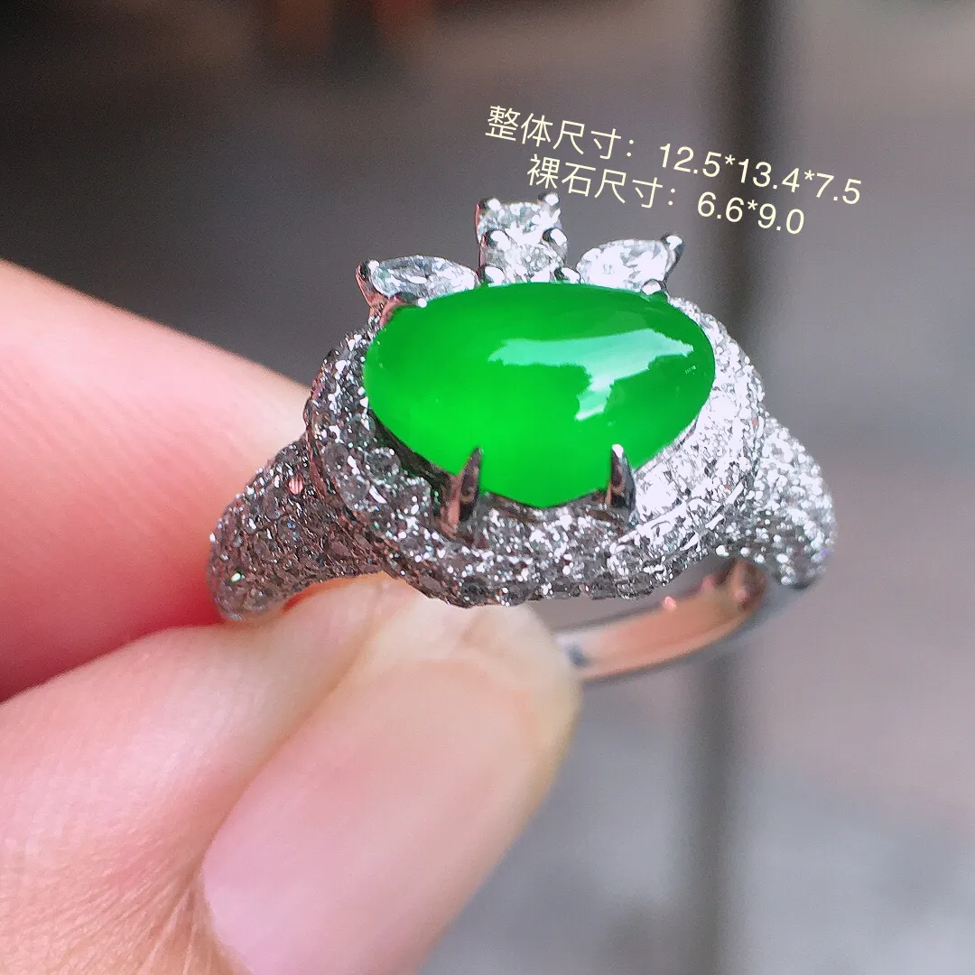 阳绿️戒指，色泽均匀艳丽，玉质细腻，荧光感超
强，饱满圆润，气质满满。18k
金豪华镶嵌