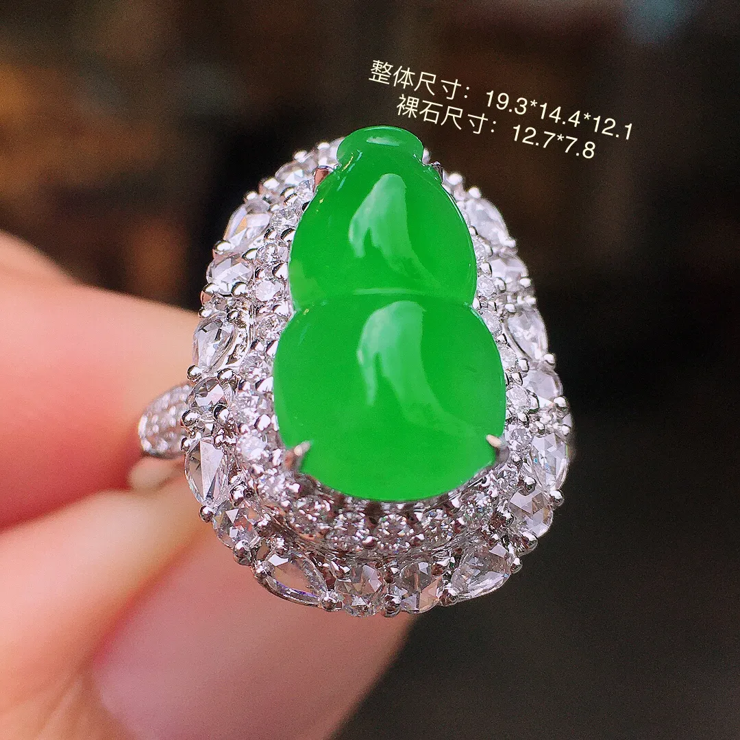 阳绿葫芦戒指/吊坠两用款，色泽均匀艳丽，玉质细腻，荧光感超
强，饱满圆润，气质满满。18k
金豪华镶嵌
