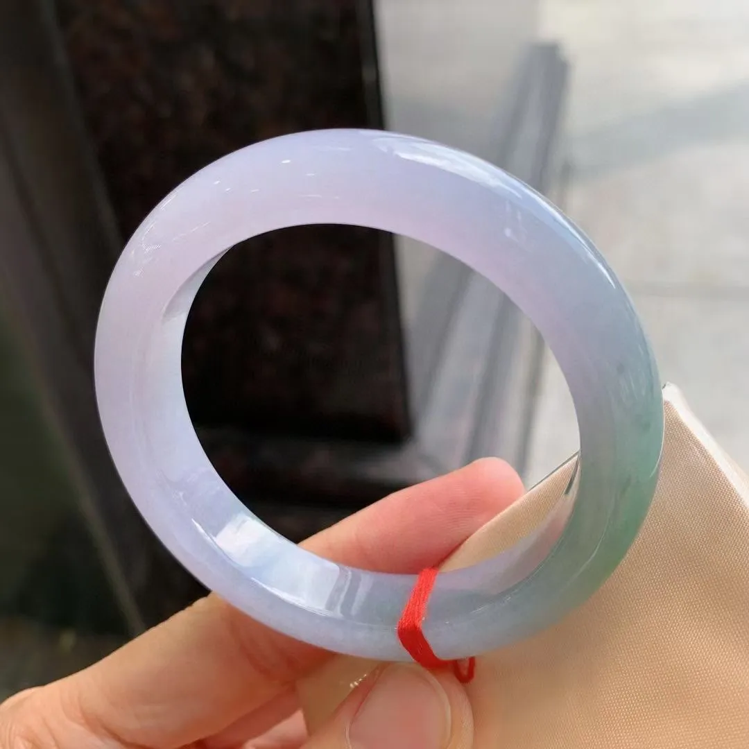 紫底飘花正圈
尺寸：55.5-12.2-9
花型好，底色均匀，种水很好，晶体细，卖相不错，上手效果好气质