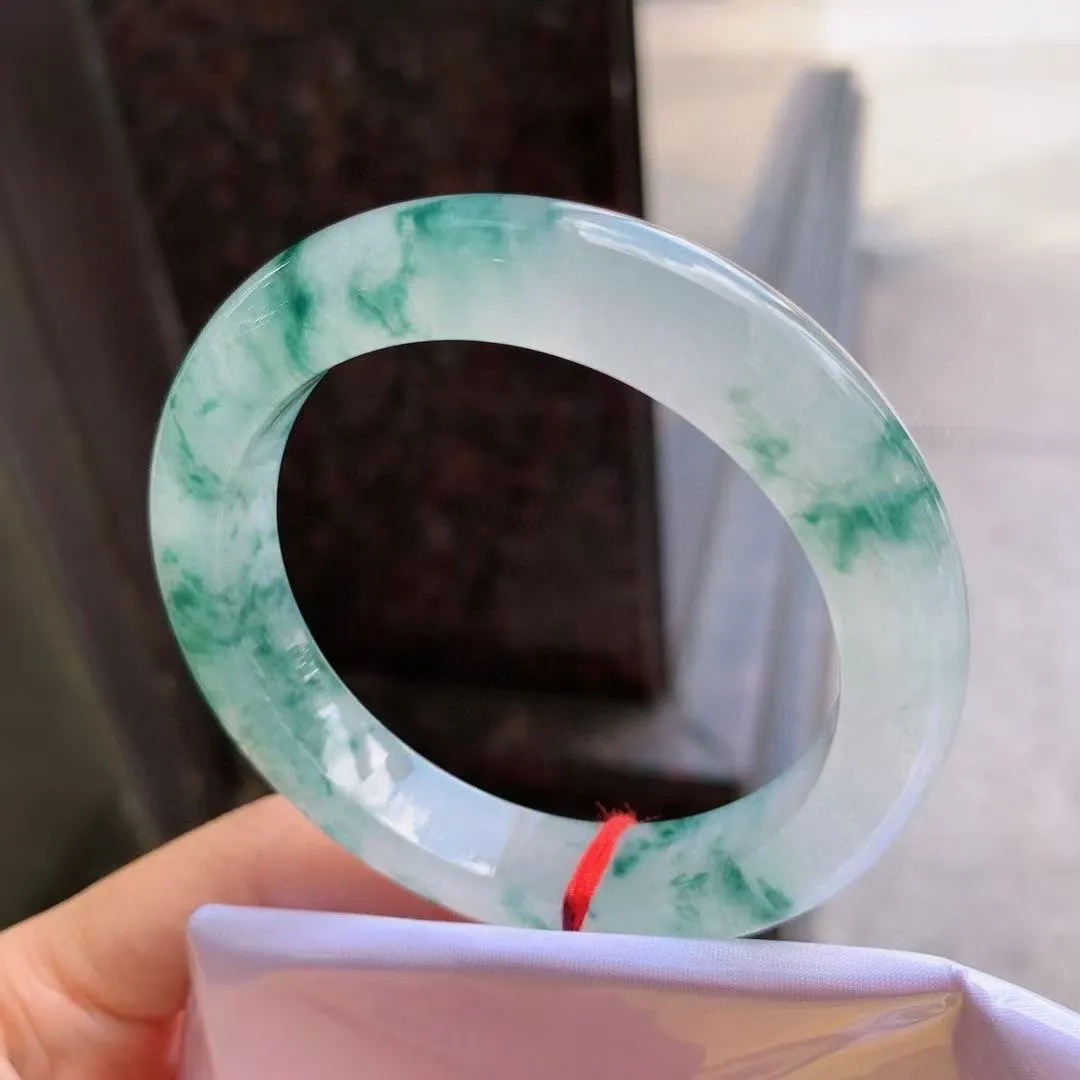 飘花正圈
尺寸：55.6-11.8-9.5
花型好，底色均匀，种水很好，晶体细，卖相不错，上手效果好