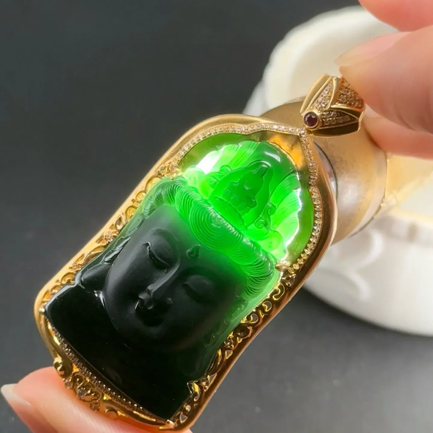 精品18k墨翠观音头 种好色正 黑度极好 打灯通透 油性十足 尺寸55.5