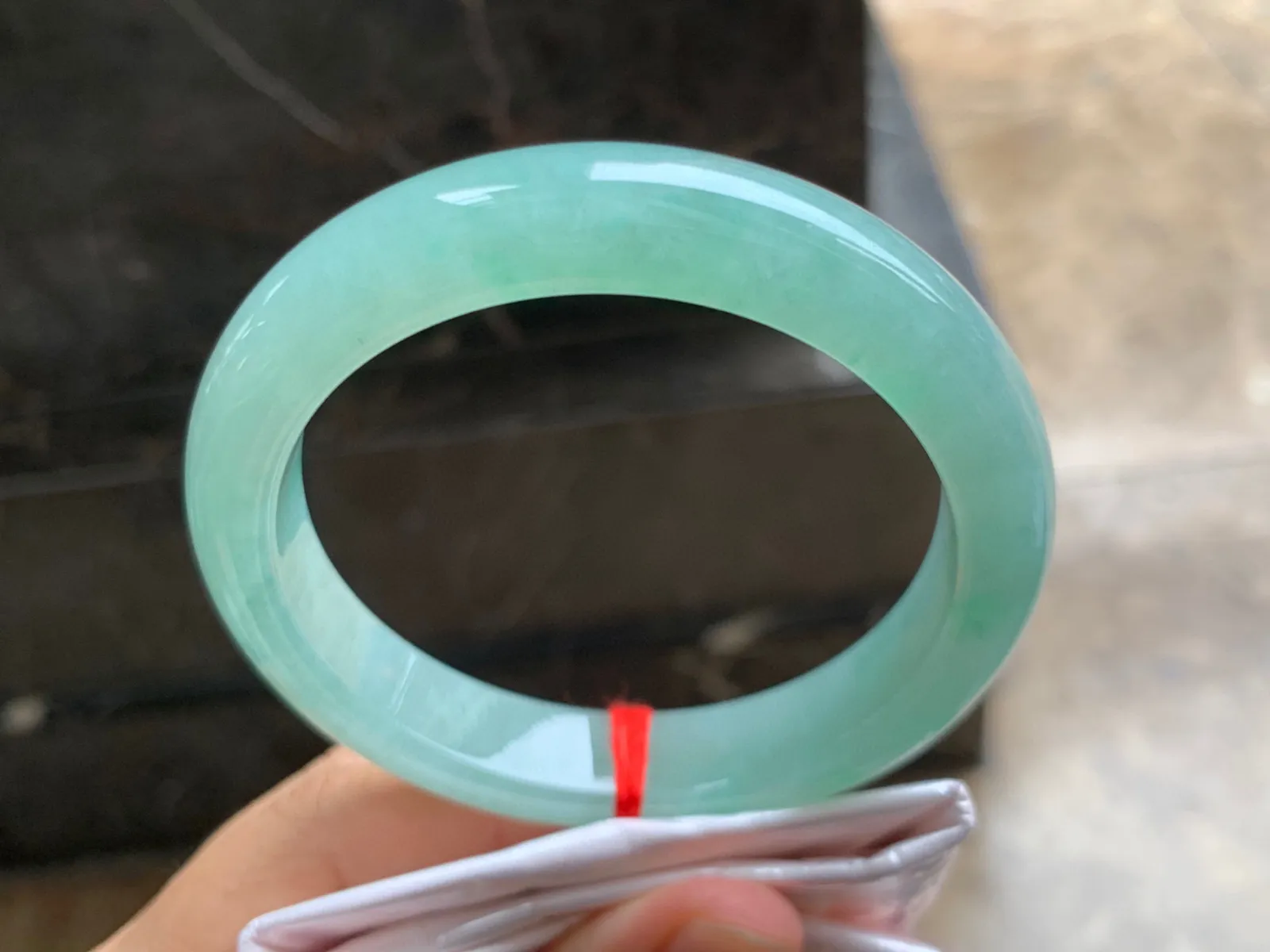 61-12.5-9mm
带色大圈口手镯 水润清新 超大圈口