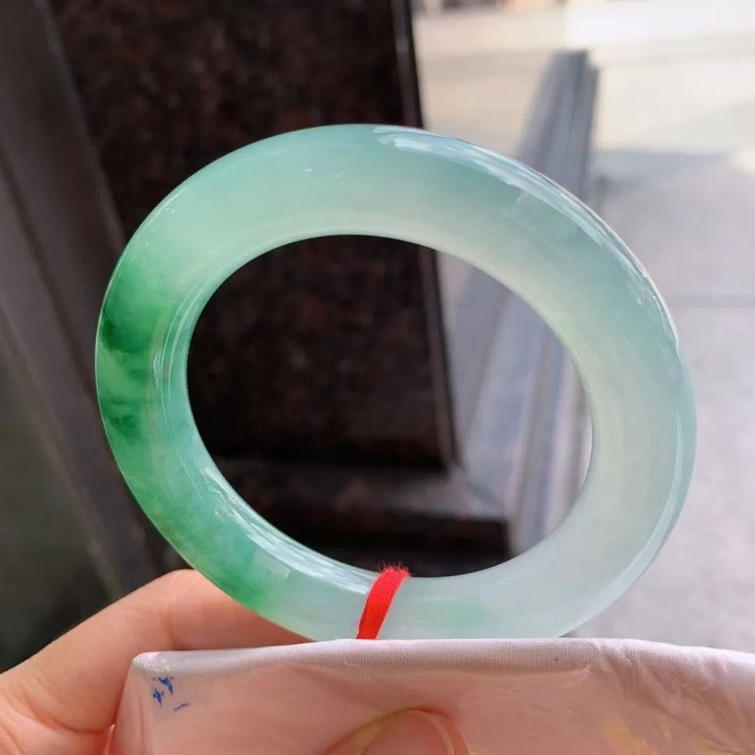 带色圆条
尺寸：57.4-12.4-12.1
色辣辣，底色均匀，种水很好，晶体细，卖相不错，上手效果