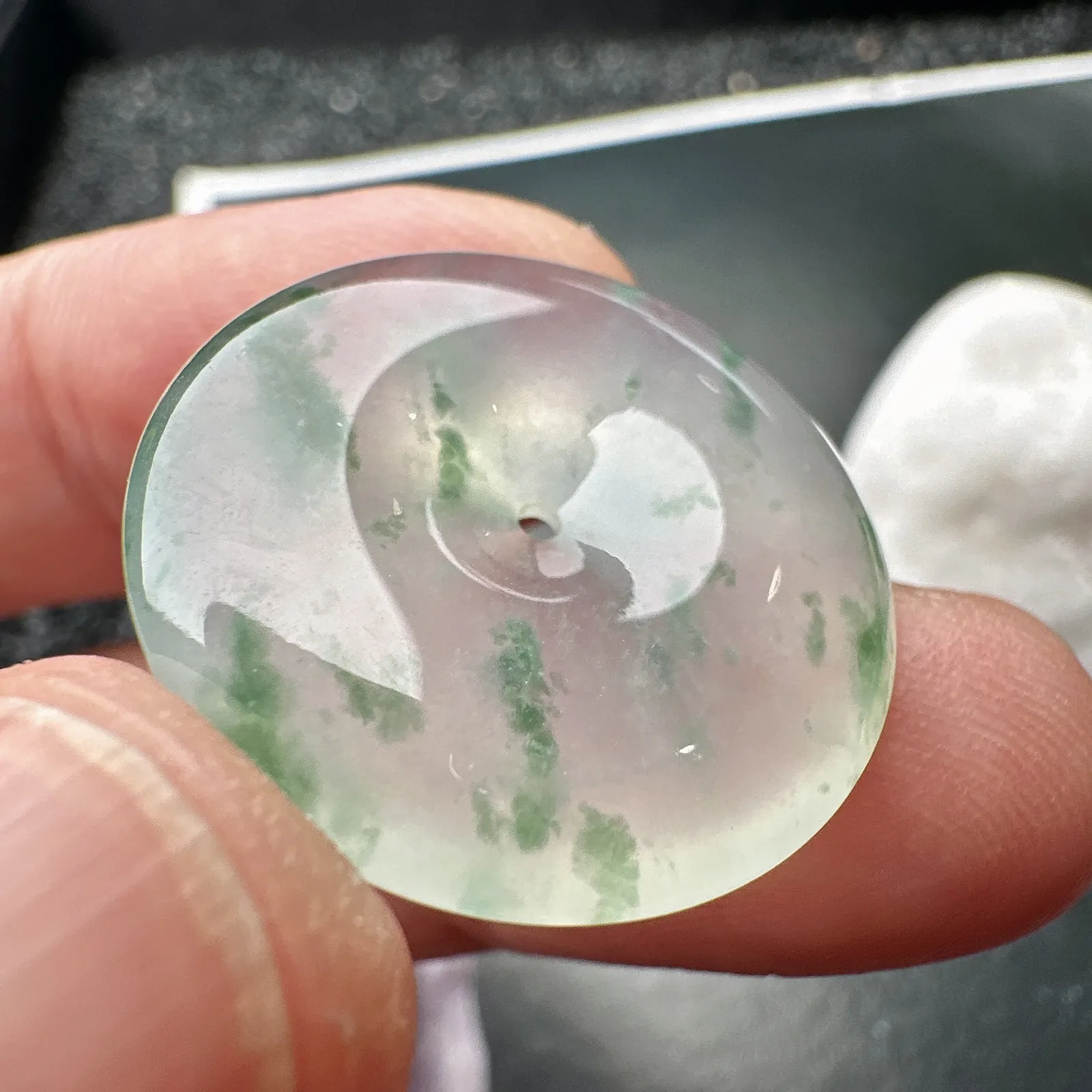【冰种飘花平安扣】草绿花，质地细腻，冰润十足，种老冰透，荧光闪耀