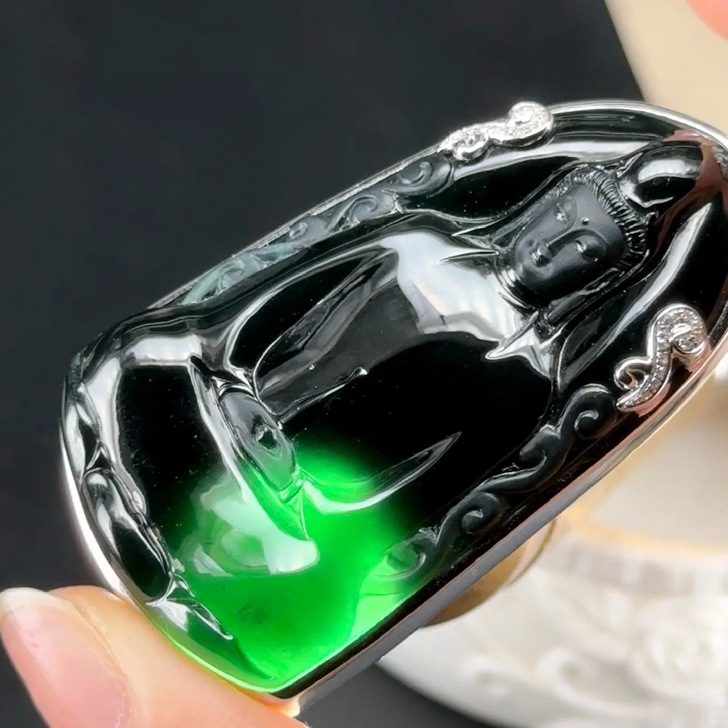 精品18k墨翠观音 种好色正 黑度极好 打灯通透 油性十足 尺寸62.8