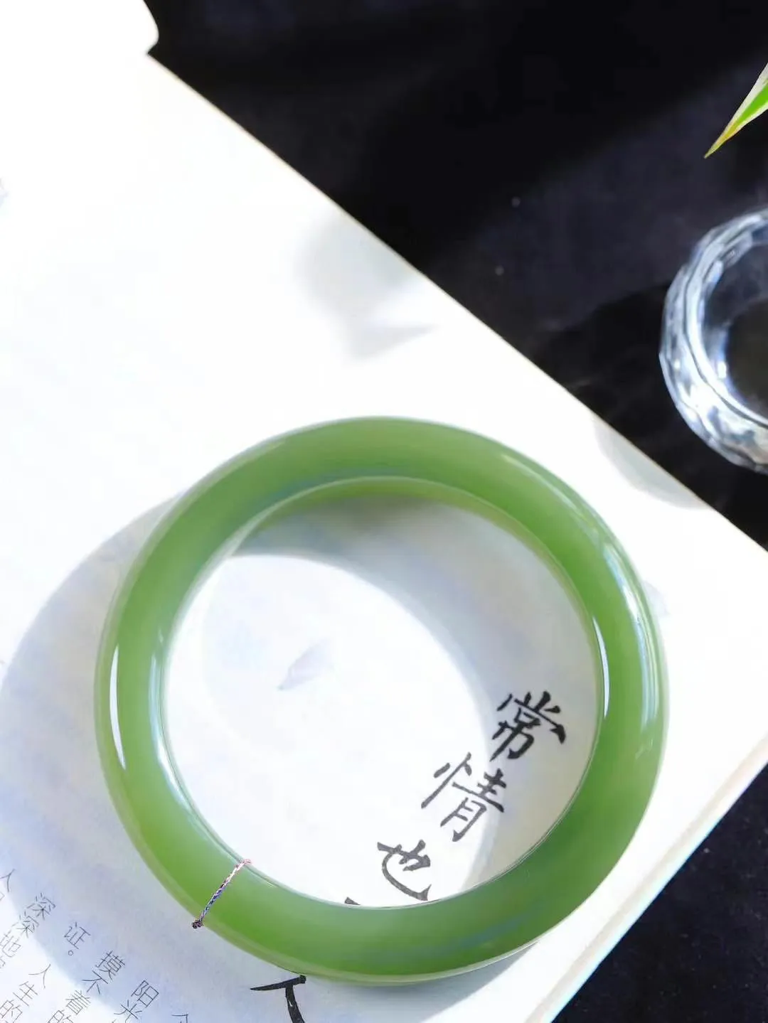 【一见钟情·手镯】

精品和田玉湖水绿手镯。镯型饱满，温润细腻，脂润沁香。️执一卷书，沏一盏茶，着一袭裙，戴一只镯。淡淡浅笺，素心若兰，静赏玉中诗画。悠悠岁月，芊手轻摘，盛满诗样芳华。重67.3克   内径圈口58.5mm 尺寸12.5-10.5mm  FDA-72602646