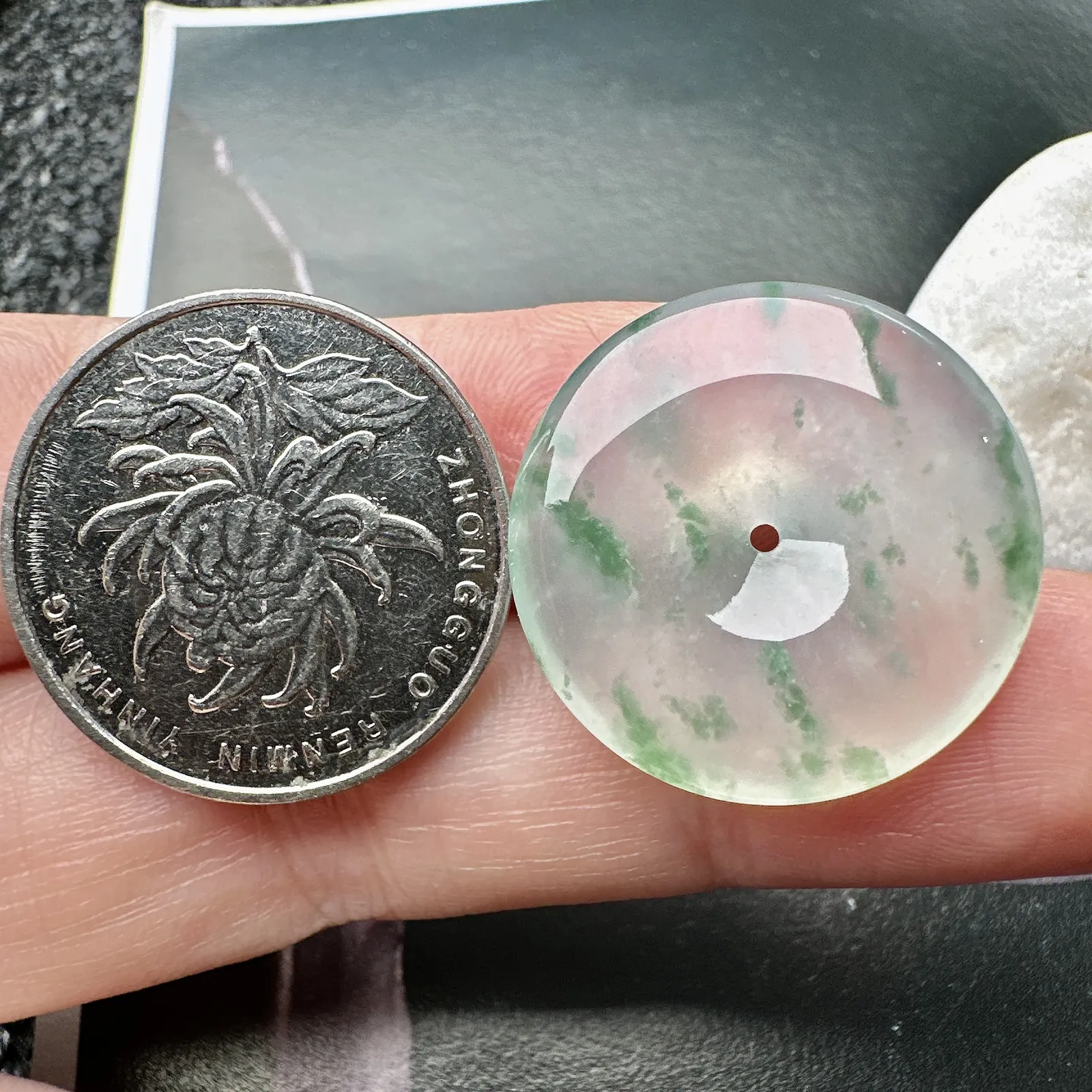 【冰种飘花平安扣】草绿花，质地细腻，冰润十足，种老冰透，荧光闪耀