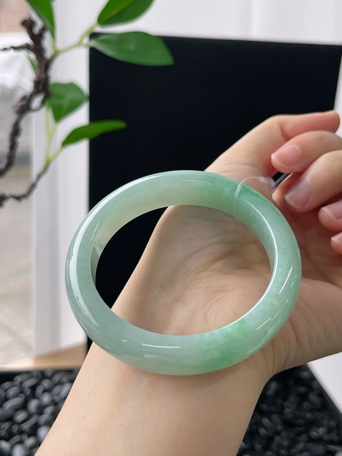 正圈53圈口，翡翠糯化种飘绿手镯