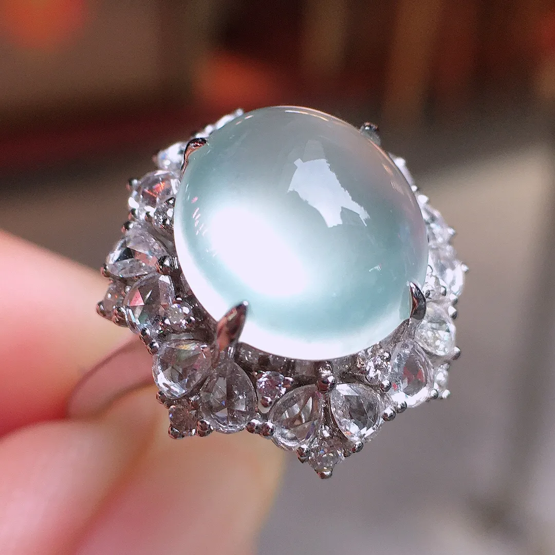冰种蛋面戒指，玉质细腻，荧光感超
强，饱满圆润，气质满满。18k
金豪华镶嵌