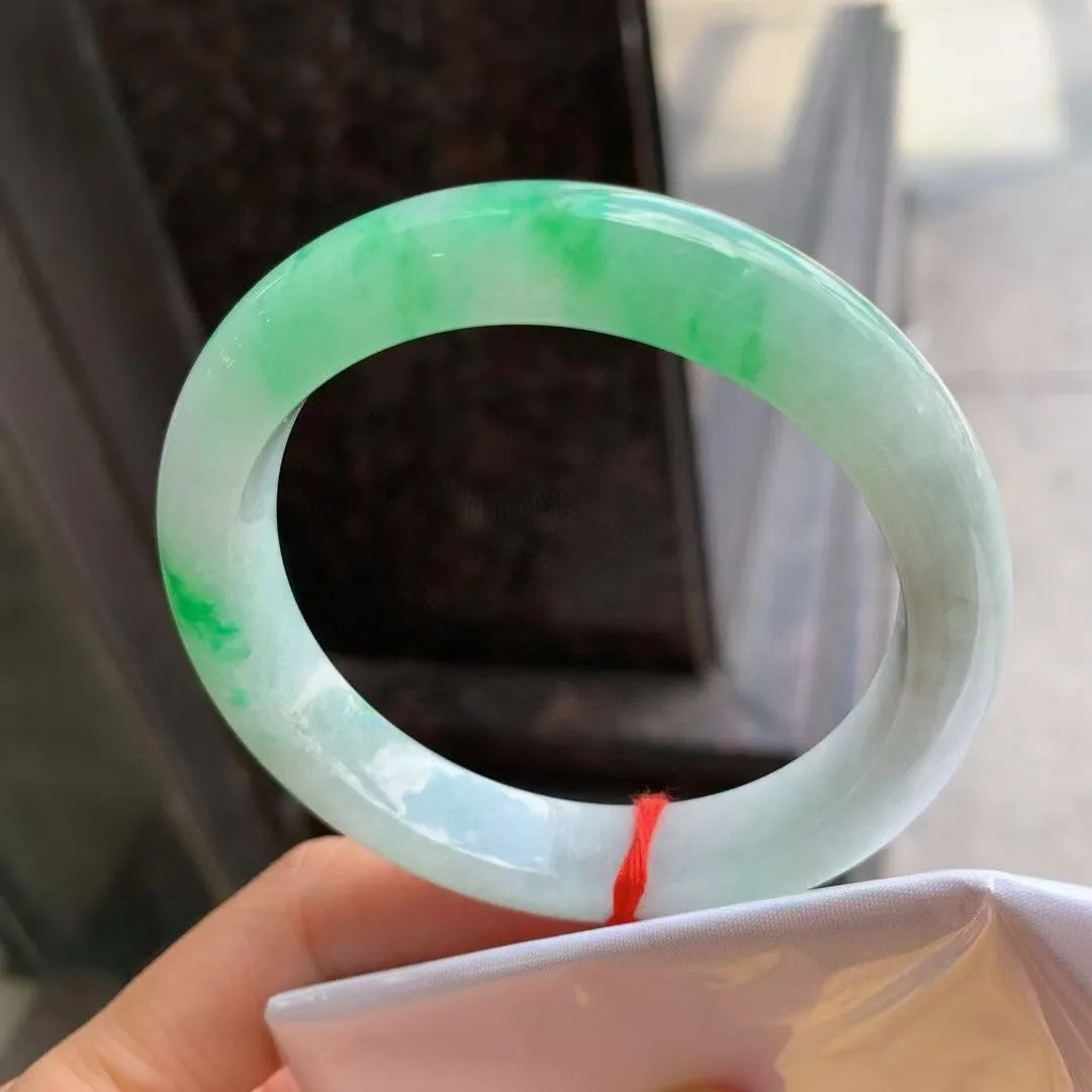 带色正圈
尺寸：56.5-11.5-8.9
色辣辣，底色均匀，种水很好，晶体细，卖相不错，上手效果好