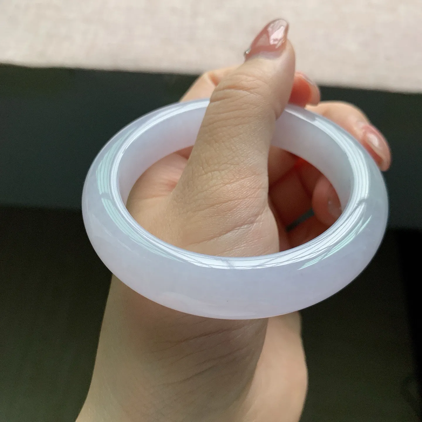 56-57圈口，自然光实拍，老坑冰胶冰紫厚装宽版正圈不失色翡翠手镯，尺寸:56.5-12.5-9.6mm，无纹裂，重量72.90g