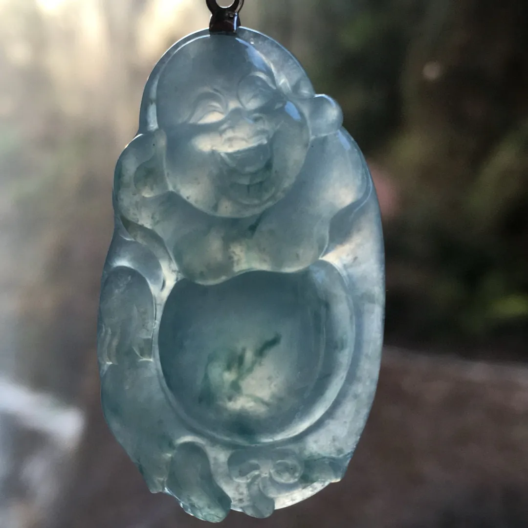 推荐【冰飘蓝花佛公】水润冰透，透光可见星点雪花棉，种老起光，细腻，胶感十足，飘正蓝花，飘花优雅，品相佳～～48.2*38.2*23.1*8.6 毫米，厚装饱满，这种品质和厚度超值～～