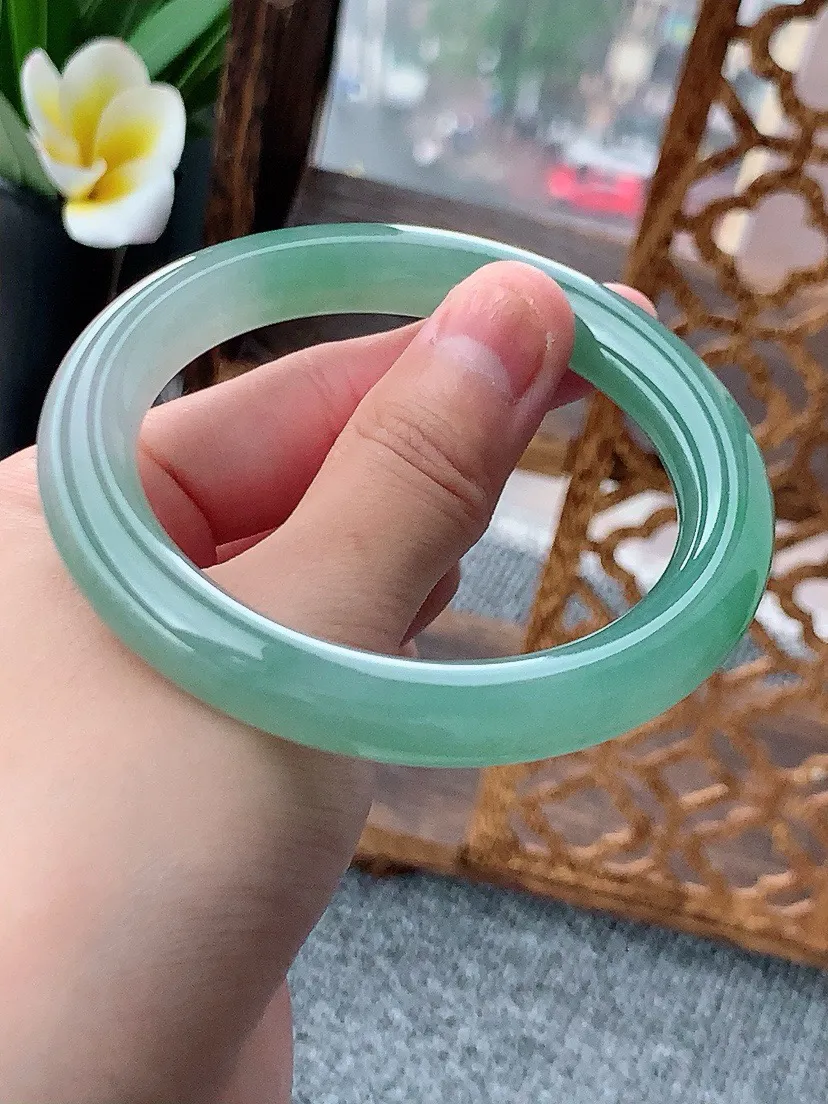 a货翡翠老坑飘绿圆条手镯57-58圈口 尺寸57.5×9.8mm 重量57.60g 0618Km