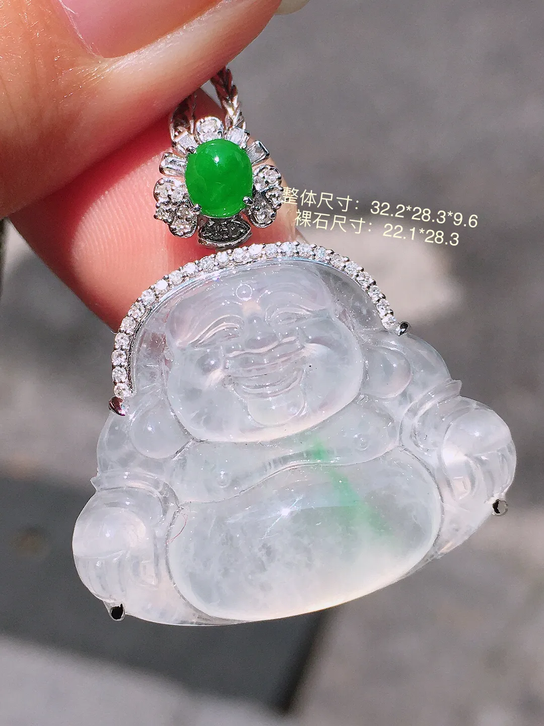 冰种佛公吊坠，玉质细腻，荧光感超
强，饱满圆润，气质满满。18k
金豪华镶嵌