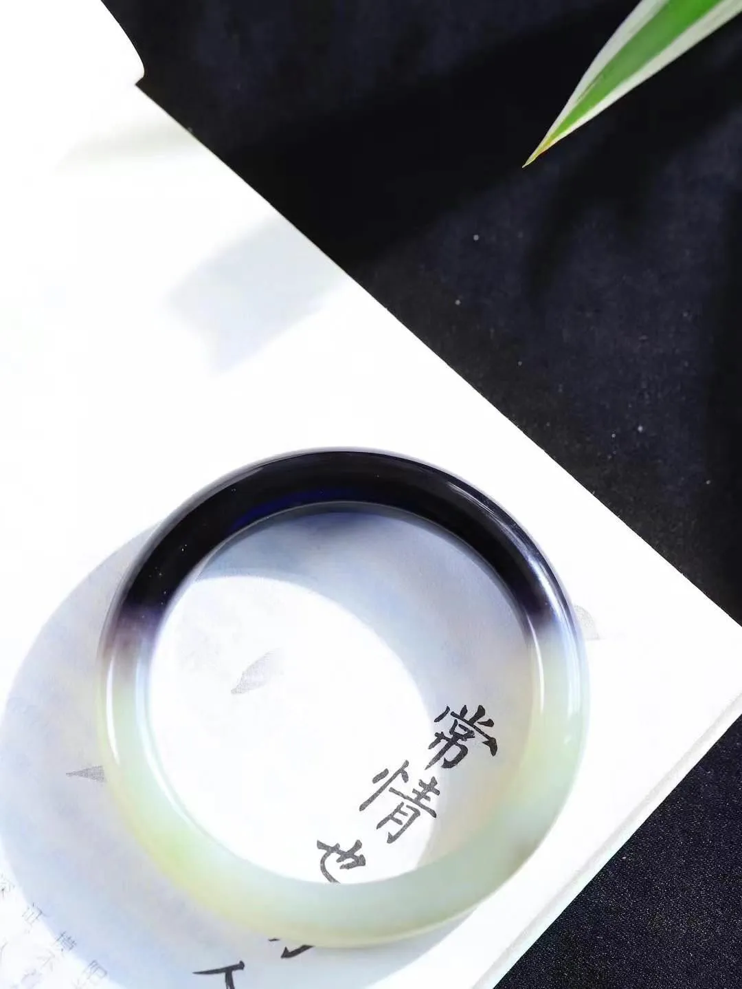 （柔情似水.手镯）

精品和田玉烟紫晴水带翠三色手镯，玉质温润细腻，镯型饱满圆润，优雅知性，姽婳于幽静兮，又婆娑乎人间，经典款型，古朴典雅。极具灵性，腕间风情，风姿卓越。 重51克    内径55.5mm 尺寸11.5-9mm78602644A