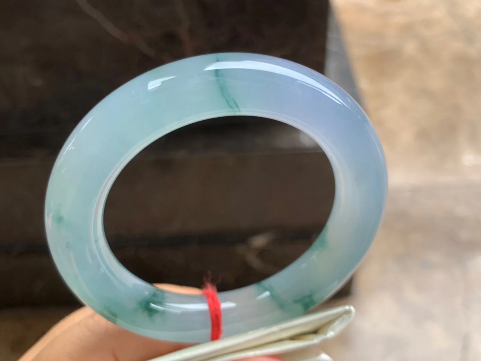 56-12.5mm
冰种飘花圆条手镯 冰透水润 起胶的料子 条形优秀 上手漂亮
