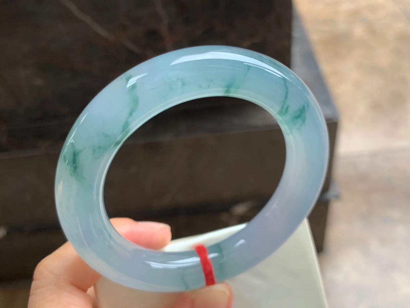 56-12.5mm
冰种飘花圆条手镯 冰透水润 起胶的料子 条形优秀 上手漂亮