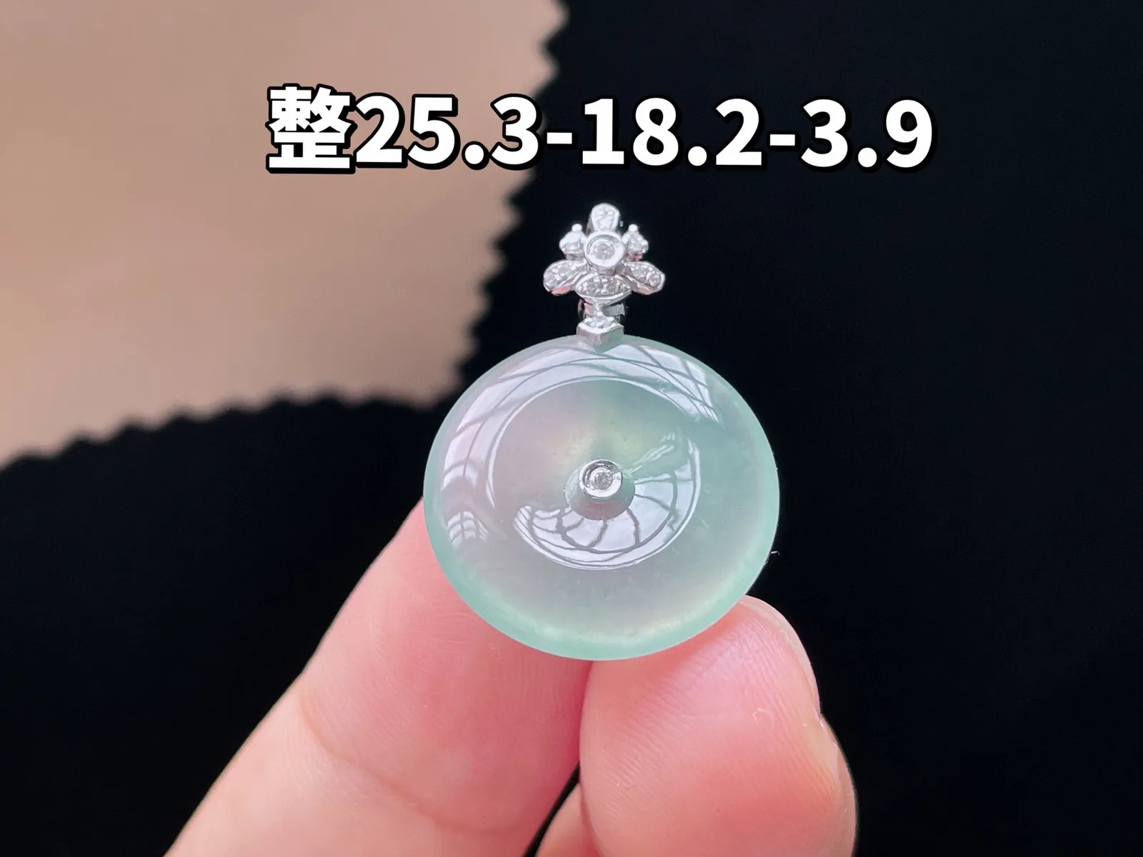 18K 冰种·平安扣

整25.3-18.2-3.9