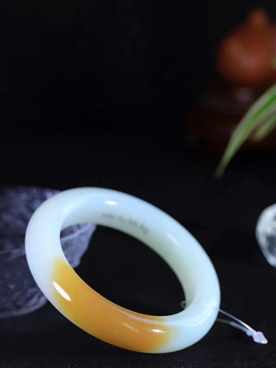 （柔情似水.手镯）

收藏级臻品️和田玉糖白飘翠手镯，玉质温润细腻，镯型饱满圆润，优雅知性，姽婳于幽静兮，又婆娑乎人间，经典款型，古朴典雅。极具灵性，腕间风情，风姿卓越。 重88.7克    内径57mm 尺寸14.7-11.6mm   78602644T