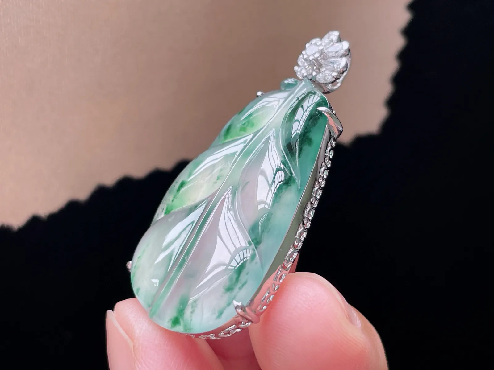 18K 冰种飘花·叶子

裸35-21-3.2