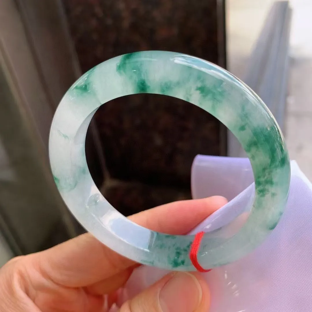 飘花正圈
尺寸：55.6-11.8-9.5
花型好，底色均匀，种水很好，晶体细，卖相不错，上手效果好