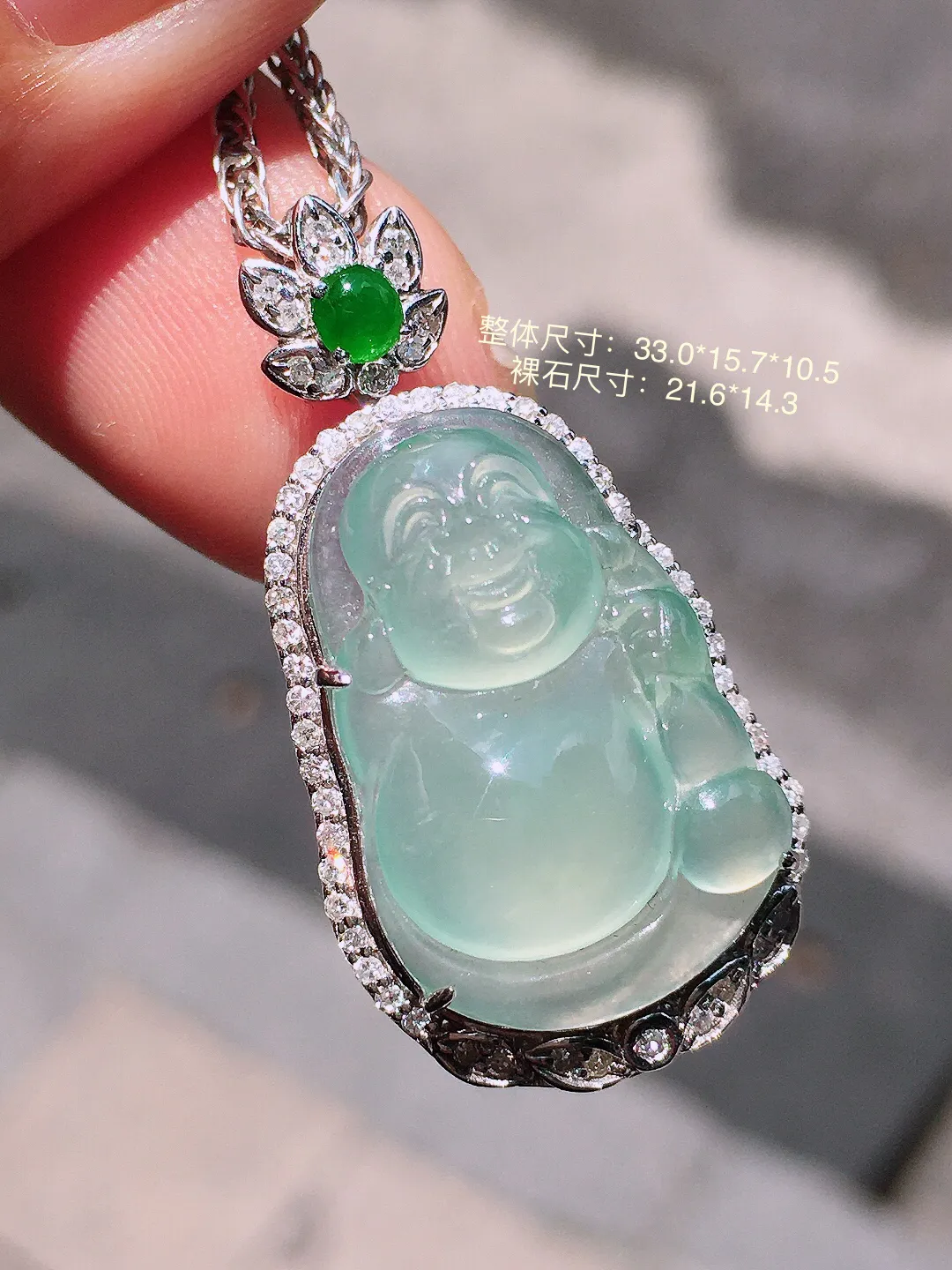 冰种布袋佛吊坠，玉质细腻，荧光感超
强，饱满圆润，气质满满。18k
金豪华镶嵌