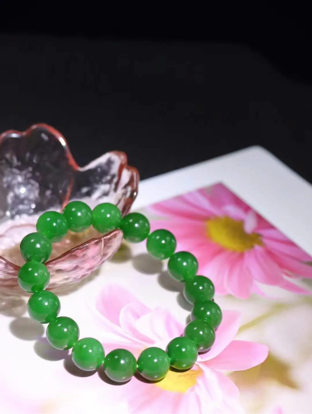 【腕间风华.手串】

精品️和田玉碧玉圆珠手串，天然纯净，玉质细腻，圆润如珠，佩戴于腕间，尽显高贵气质。无论是日常搭配还是重要场合，都是您优雅风范的点睛之笔。
重45.4克  尺寸取一11.8mm I11924906825