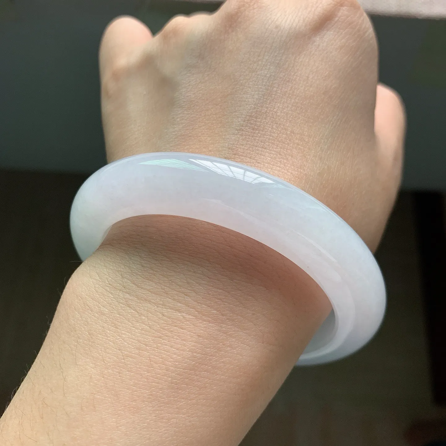 60-61圈口。自然光实拍，老坑翡翠冰紫正圈大圈口厚装翡翠手镯，尺寸:60.4-12.5-10.5mm，无纹裂，重量83.09