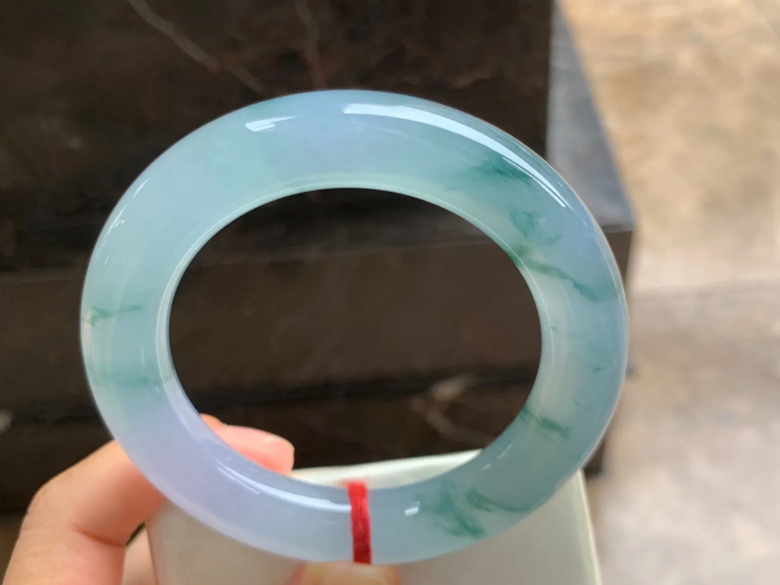56-12.5mm
冰种飘花圆条手镯 冰透水润 起胶的料子 条形优秀 上手漂亮