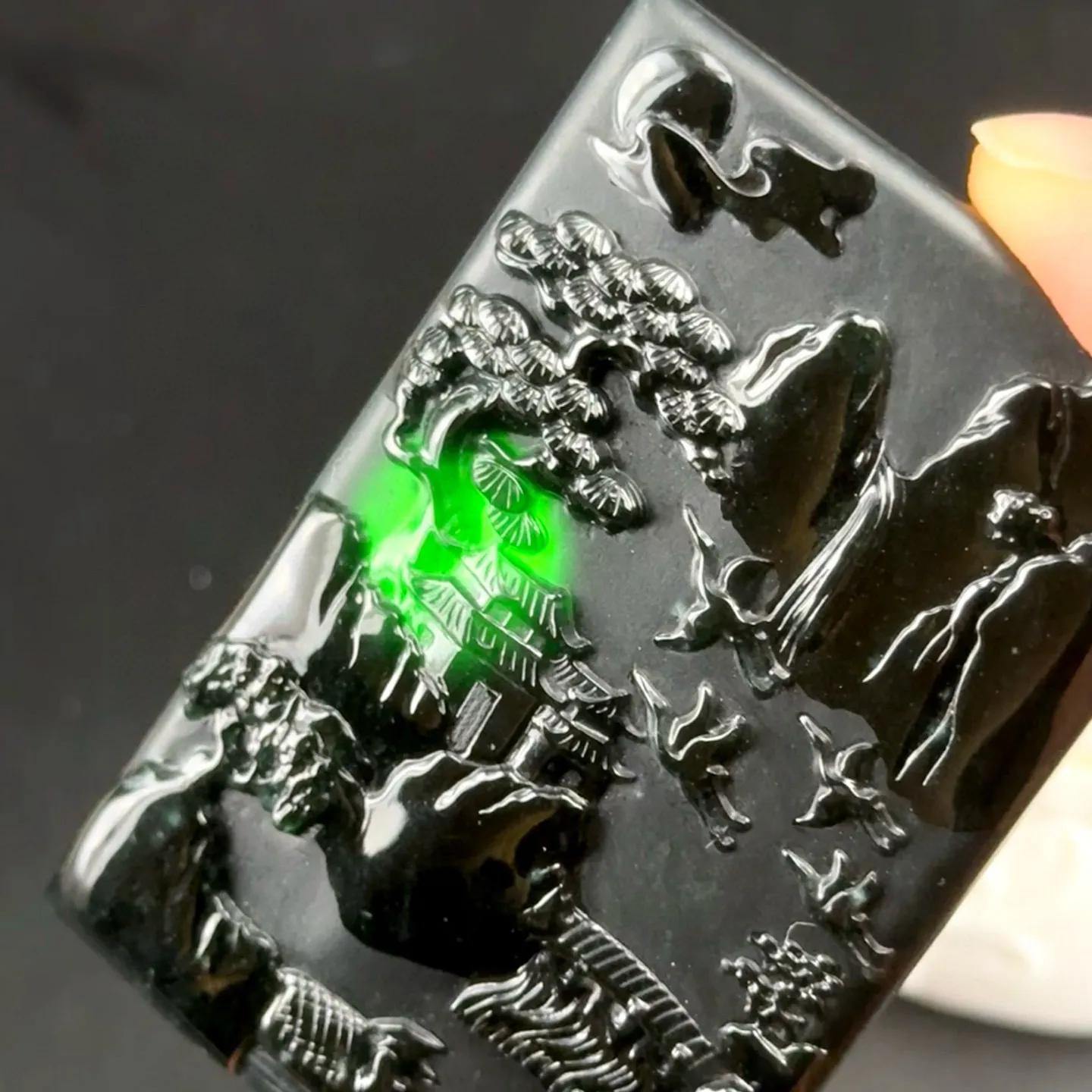 精品墨翠山水牌 种好色正 黑度极好 打灯通透 油性十足 尺寸61.7
