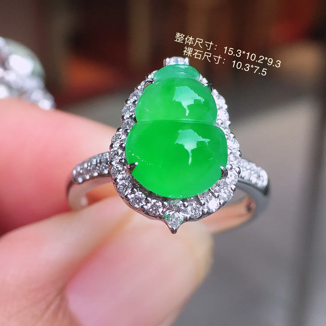 阳绿葫芦戒指，色泽均匀艳丽，玉质细腻，荧光感超
强，饱满圆润，气质满满。18k
金豪华镶嵌