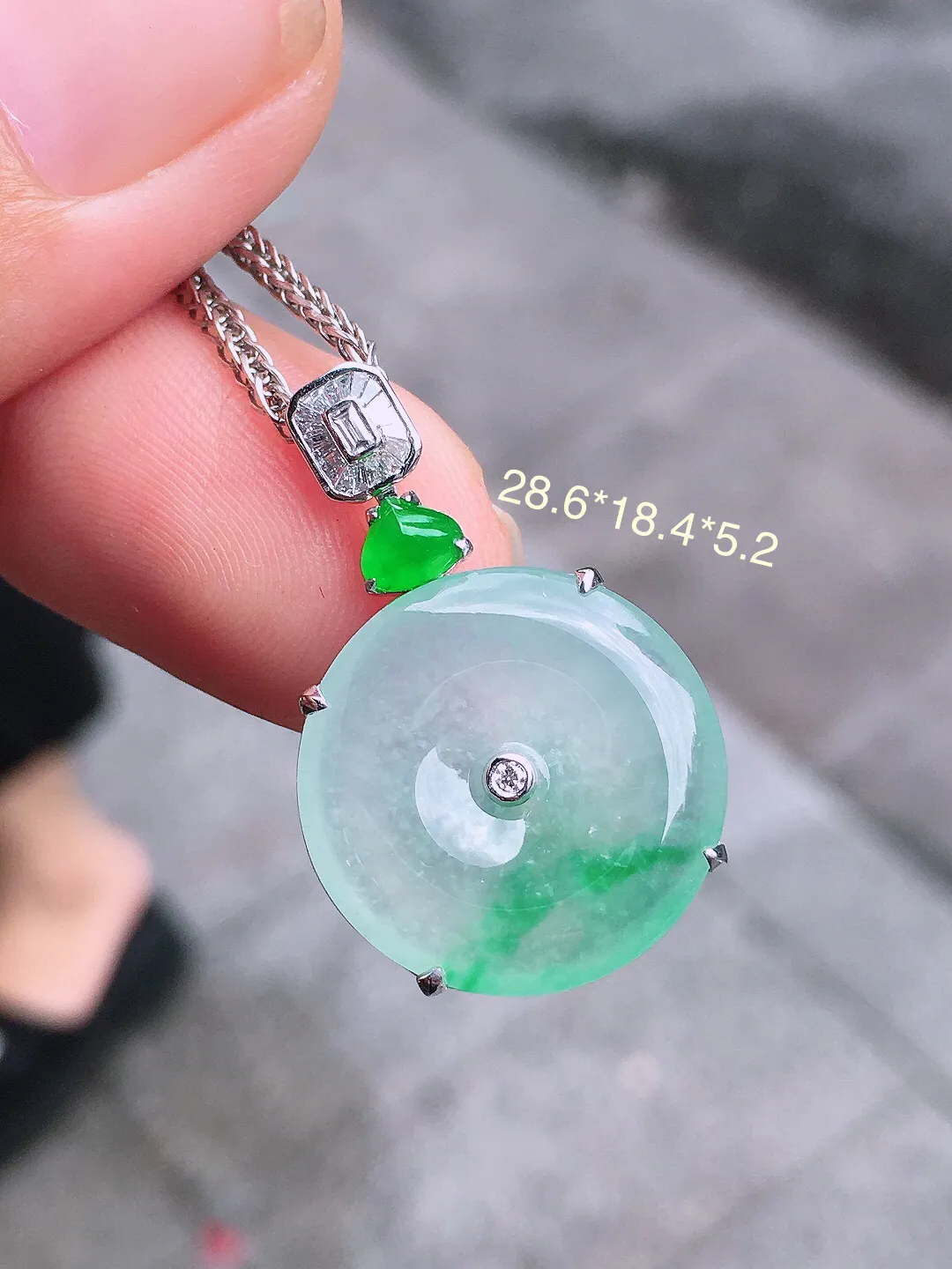 冰飘绿平安扣吊坠，色泽艳丽，玉质细腻，荧光感超
强，饱满圆润，气质满满。18k
金豪华镶嵌