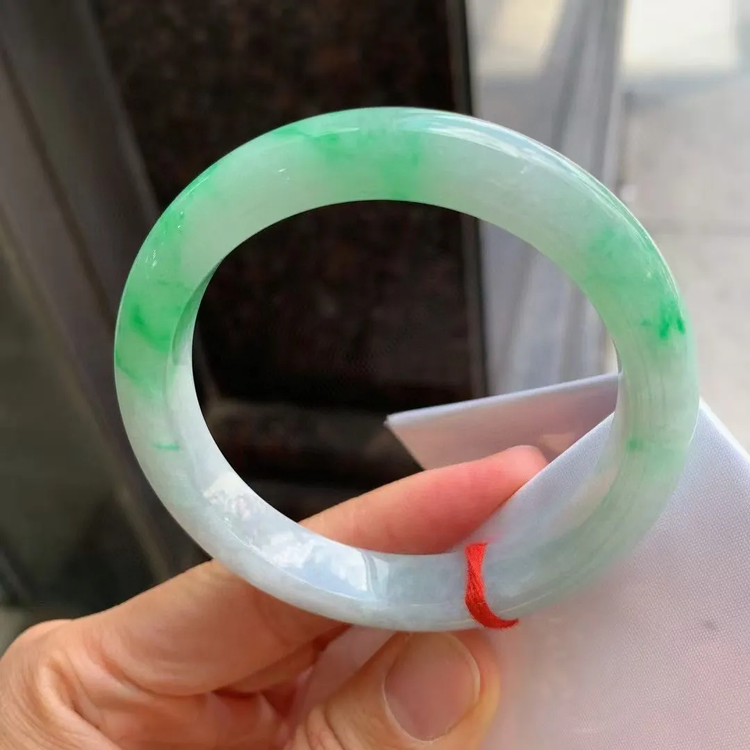 带色正圈
尺寸：56.5-11.5-8.9
色辣辣，底色均匀，种水很好，晶体细，卖相不错，上手效果好