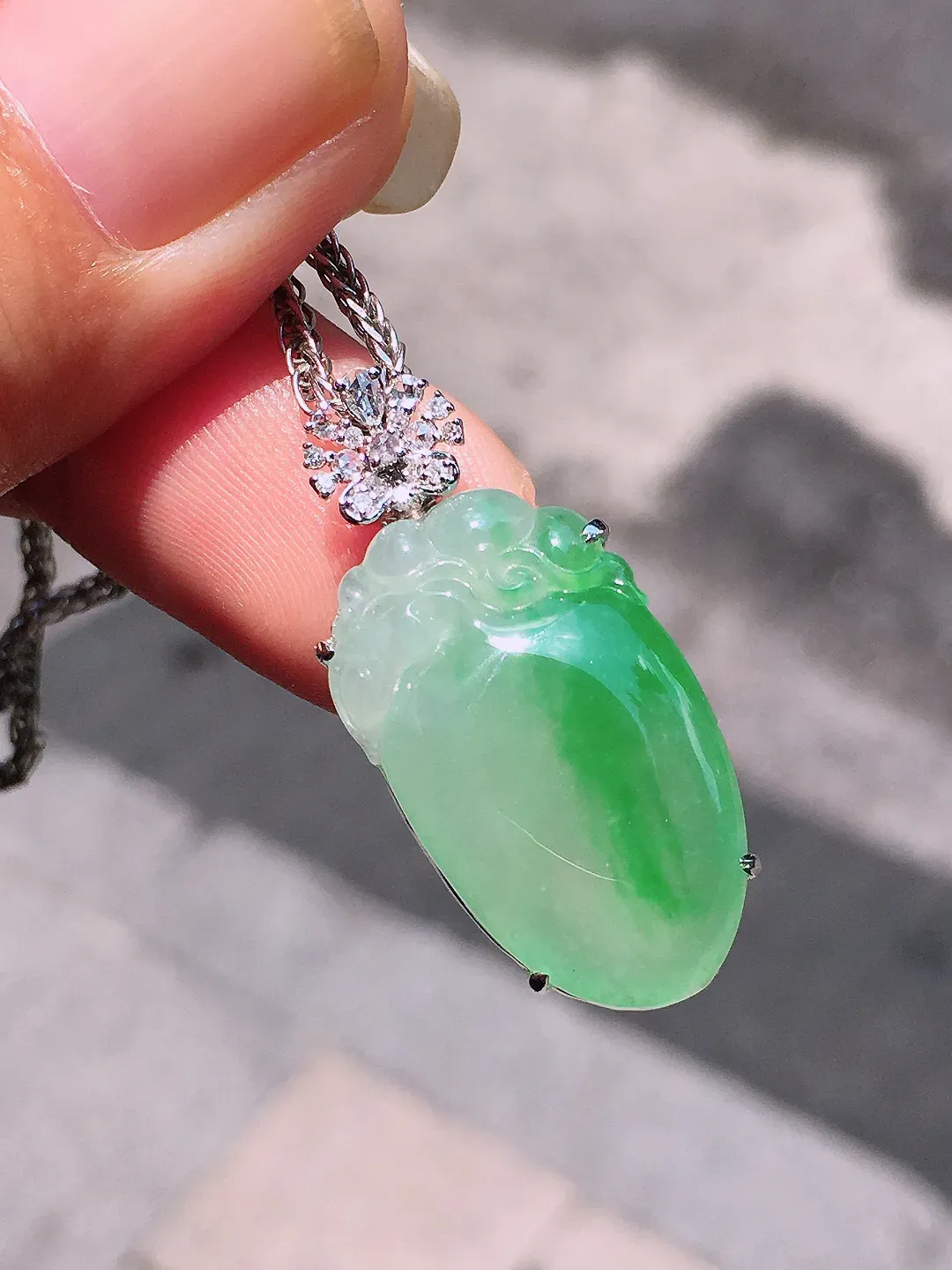 飘绿福瓜吊坠，色泽艳丽，玉质细腻，荧光感超
强，饱满圆润，气质满满。18k
金豪华镶嵌