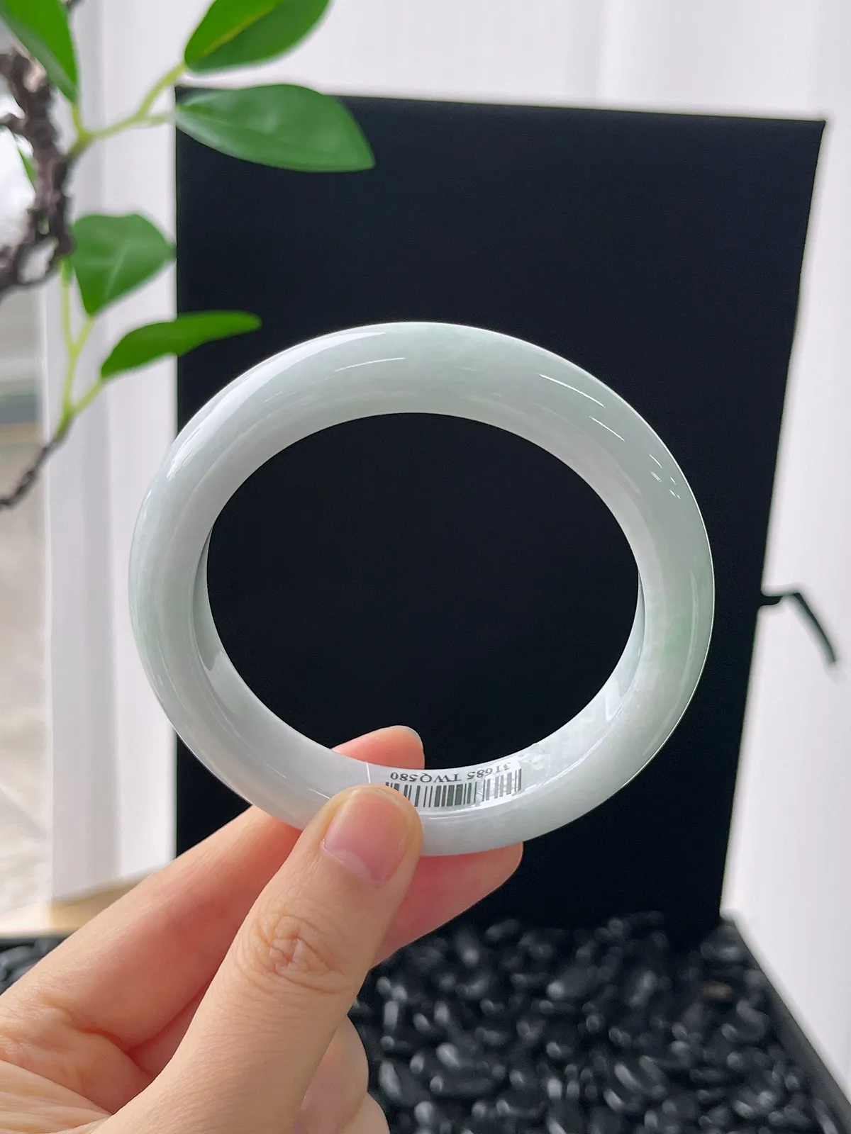 正圈58.5圈口，翡翠糯化种飘一点绿手镯