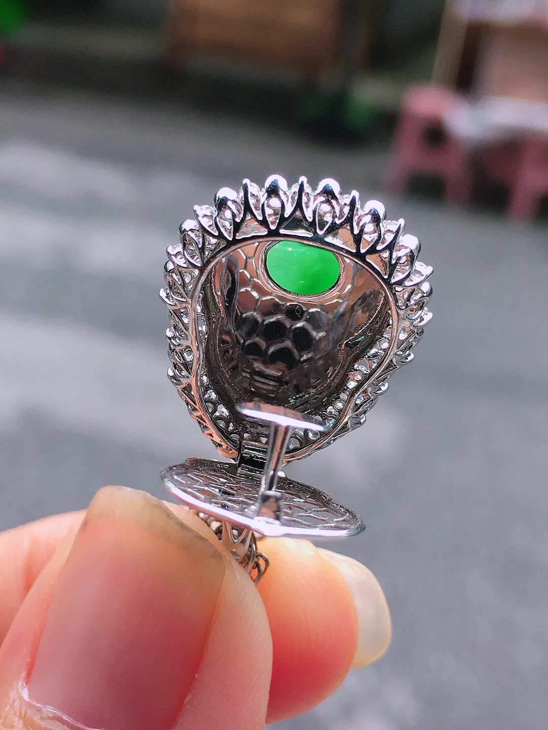 阳绿葫芦吊坠，色泽均匀艳丽，玉质细腻，荧光感超
强，饱满圆润，气质满满。18k
金豪华镶嵌
