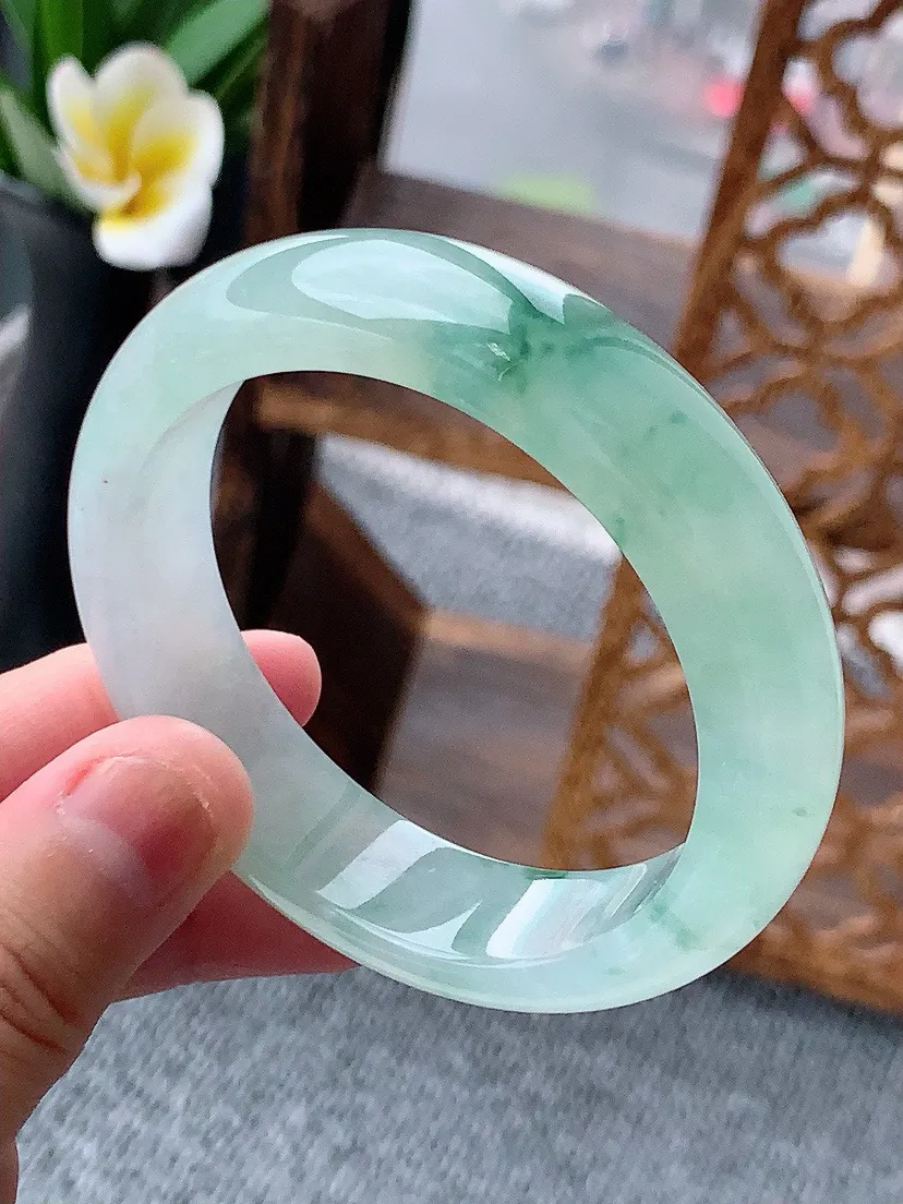 a货翡翠老坑飘花正装正圈手镯51-52小圈口 尺寸51.8×13.5×7.7mm 重量57.14g 