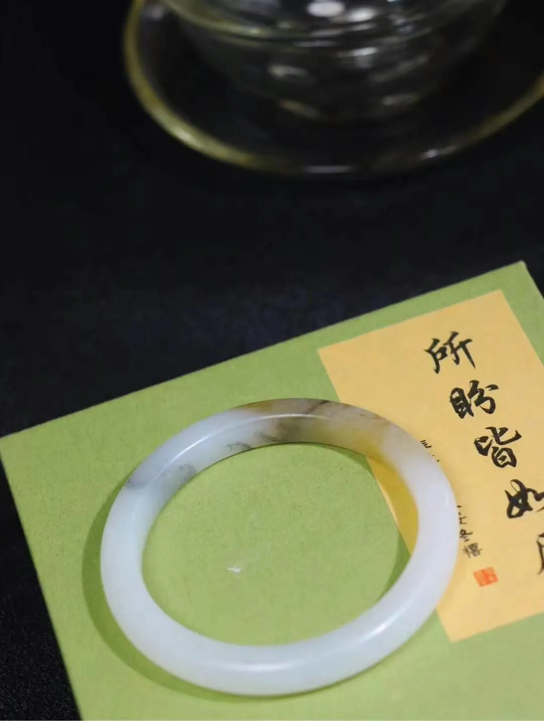 【腕间柔情】

精品和田玉糖白玉手镯，质地油润细腻，色泽高贵典雅，镯型古朴典雅。在诗情画意的雨巷相遇，你是我腕间的一抹风情，有你眸有深情，清风荡漾湖间静水，我愿俯身低眉，在烟波涟漪处，寻你深情倩影。

重32.1克 圈口53.5尺寸53.5-9-7.5mm
I