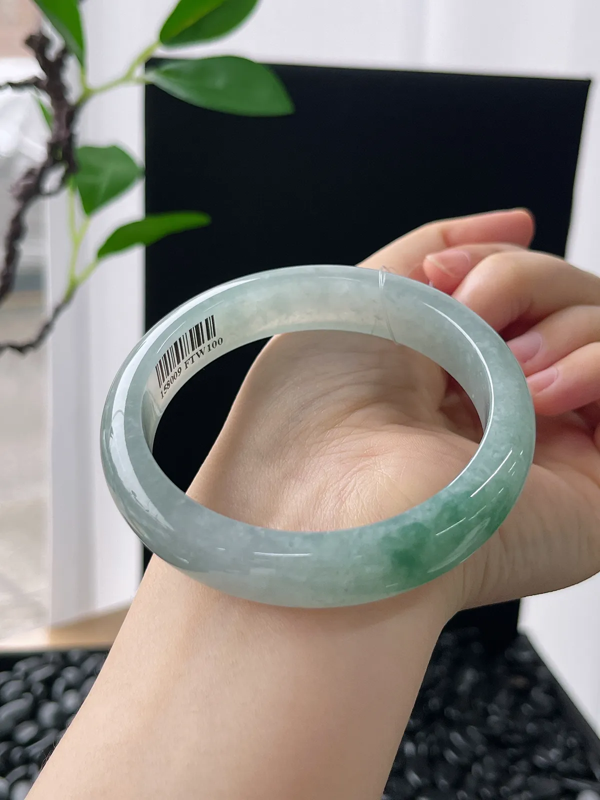 正圈58.4圈口，翡翠糯化种飘绿手镯